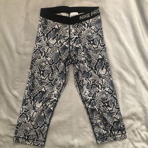 NIKE PRO training Capri snake skin leggings